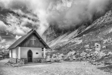 Obraz premium Small church under the Tre Cime di Lavaredo, Dolomites, Italy
