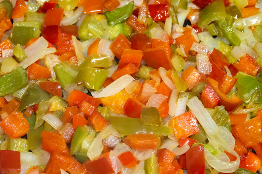Preparado de pimiento rojo, pimiento verde, cebolla y ajo para guiso de comida de dieta mediterr&aacute;nea sana y fresca.
