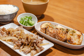 Japanese dinner set / 和風夕食の食卓
