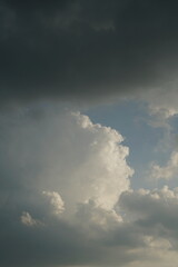 Dunkler, schöner lebhafter Himmel mit vielen Wolken nach einem Regen