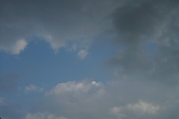 Schöner lebhafter dunkler Himmel mit vielen Wolken nach einem Regen