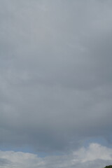 Schöner lebhafter Himmel mit vielen Wolken nach einem Regen