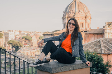 La felicidad de viajar por una antigua ciudad europea. Viajes, turismo y estilo de vida.
