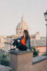 Mujer sentada observando el perfil de la ciudad. Estilo de vida. Viajando por Europa y el mundo....