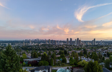 Obraz premium Skyline of Burnaby and Vancouver During a Beautiful Sunset with Urban Architecture