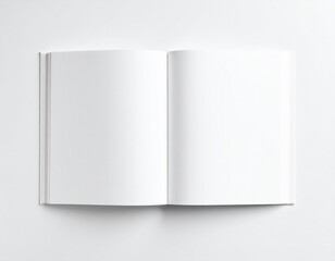 Fototapeta premium Flat lay de planner blanco abierto, páginas en blanco visibles, sobre fondo blanco neutro.