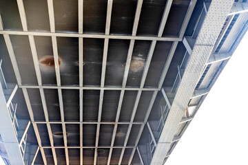 Obraz premium Black and white photo taken under the Manhattan Bridge overlooking the East River