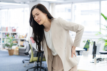 オフィスで仕事をする若いビジネスウーマン