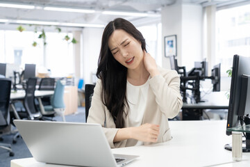 オフィスで仕事をする若いビジネスウーマン