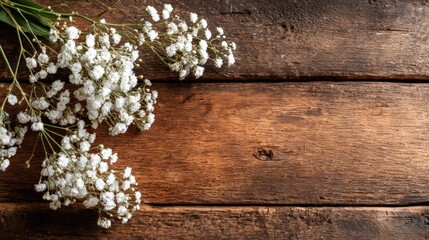 Fototapeta premium White flowers on a rustic wooden surface.