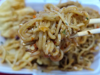 Spicy noodles, pinched with chopsticks, served with fried dumplings, sprinkled with chicken and other toppings, have a delicious spicy taste.