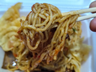 Spicy noodles, pinched with chopsticks, served with fried dumplings, sprinkled with chicken and other toppings, have a delicious spicy taste.