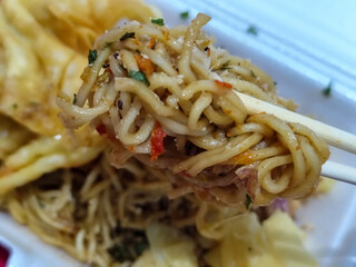 Spicy noodles, pinched with chopsticks, served with fried dumplings, sprinkled with chicken and other toppings, have a delicious spicy taste.