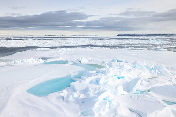 Floating ice on the ocean with mountains in the background in the arctic of Svalbard, Norway © Reto Ammann