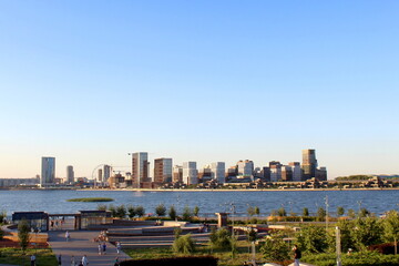  View of the river with its banks in summer.