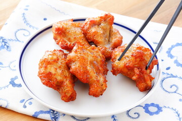 あぶり焼きチキン - 骨付き手羽元を焼き上げた、ジューシーな炙り焼きチキン
