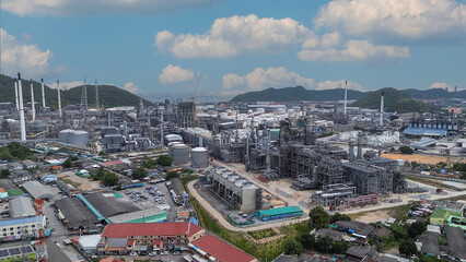 Obraz premium Oil refinery industry at sunset - factory - petrochemical plant