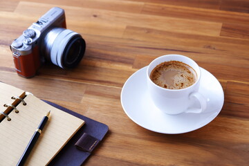 ミルクをたっぷり入れたコーヒー、カフェ・ラッテを飲みながら、日記をつけているイメージ
