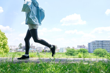 屋外でランニングする40代女性　顔無し