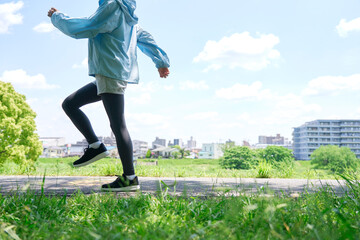 屋外でウォーキングする40代女性　顔無し