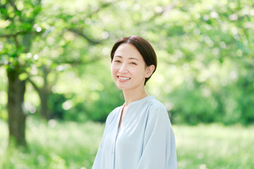 40代女性のポートレート　屋外