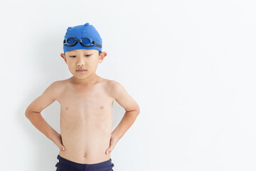 水着を着て下を俯く男の子
