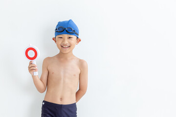 マルのプレートを持った水着を着た男の子