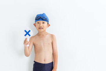 バツのプレートを持った水着を着た男の子