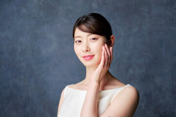 美容　20代女性　黒背景　カメラ目線