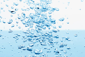 水中に舞い上がるたくさんの気泡.