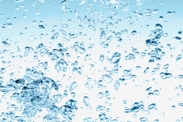 水中に舞い上がるたくさんの気泡.