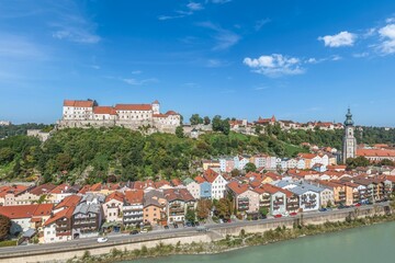 Obraz premium Blick auf die Altstadt und die Silhouette der Burg von Burghausen in Oberbayern