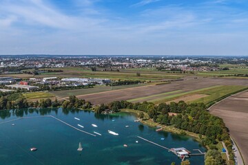 Blick über den Friedberger Baggersee nach Augsburg