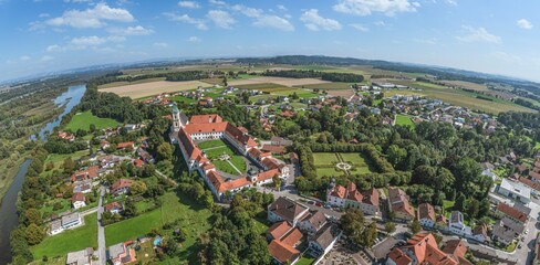 Ausblick auf die Gemeinde Reichersberg mit dem dominanten Kloster in Oberösterreich