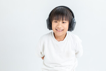 ヘッドフォンをした男の子