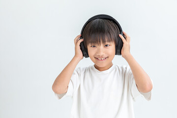 ヘッドフォンをした男の子