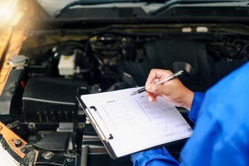 Check and inspect the condition of the car engine in detail. The mechanic is writing on a clipboard...