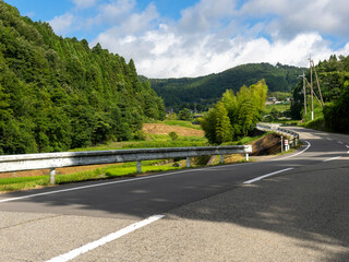 里山を通る道路沿いの景色