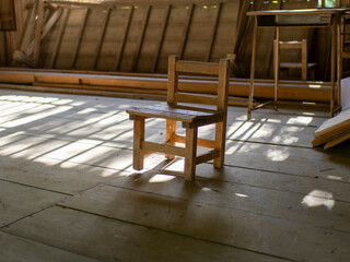 古い木製の椅子と学校用机