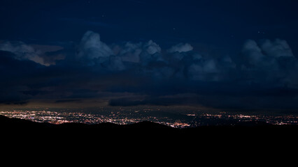 Vista notturna su città da Corno alle Scale