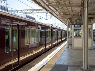 雲雀丘花屋敷駅に停車する阪急電車