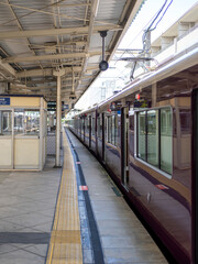 雲雀丘花屋敷駅に停車する阪急電車