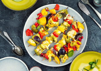 Fish skewers with vegetables for a delicious barbecue.