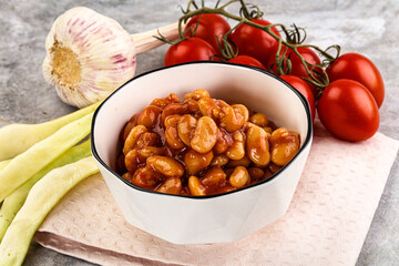 White baked bean in tomato sauce