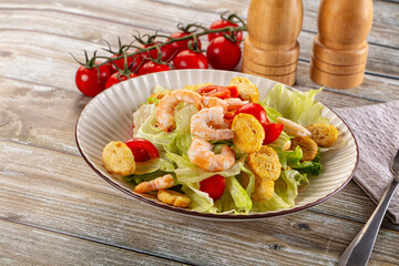 Caesar salad with prawn and romano