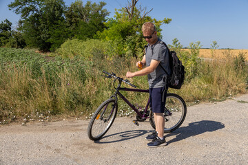 Obraz premium A man is preparing to ride his bicycle.