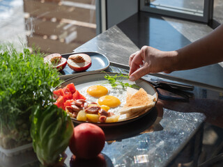 Chef serves fried eggs in a cafe. 