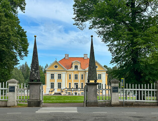 Eingang zum Herrenhaus Palmse im Nationalpark Lahemaa in Estland