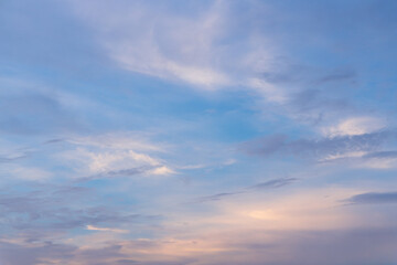 温度と湿度の高い夏の空