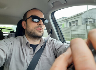 Uomo alla guida dell'automobile per le strade della città